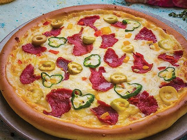 بيتزا بسطرمة